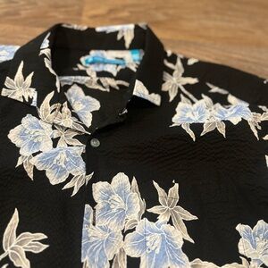 Tori Richard Men’s Hawaiian Shirt Black Blue Floral Pucker Lawn Cotton - Large